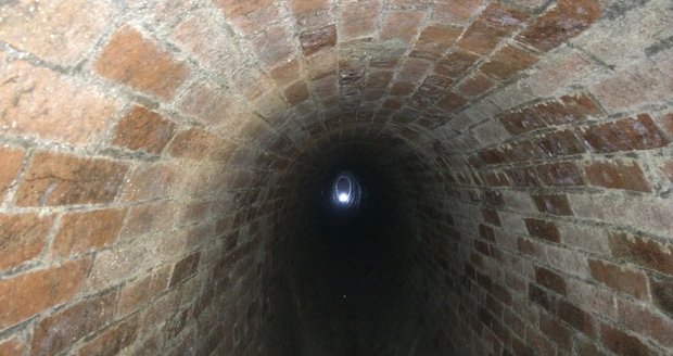 Nebýt světelných bodů, které byly rozmístěny speciálně v rámci akce, byla by v podzemí tma jako v pytli.
