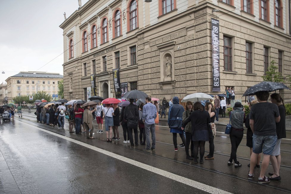 KMENY 90: dlouhé fronty čekající před vernisáží