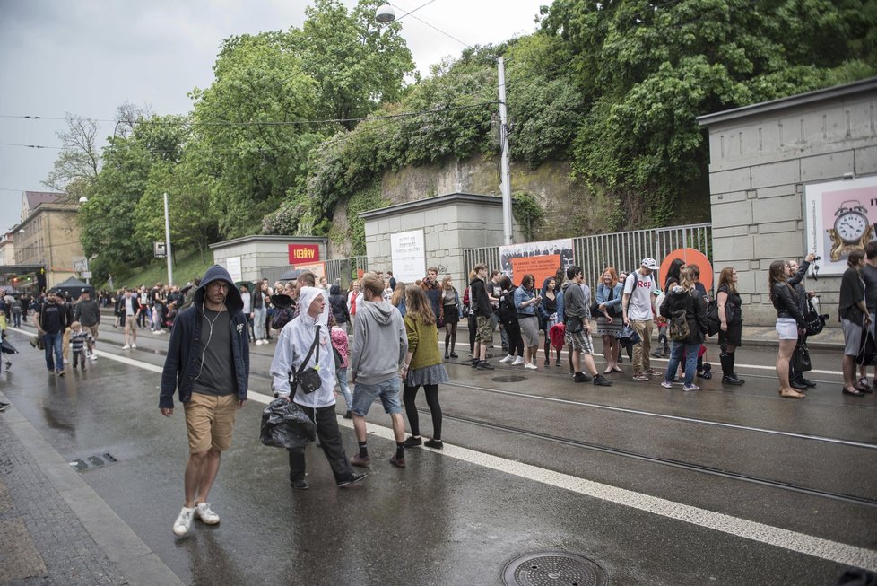 KMENY 90: street party uzavřela Husovu ulici v Brně.