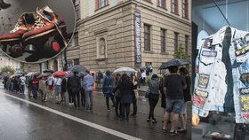 Vernisáž výstavy KMENY 90 přilákala tento týden davy. Lidé stáli před galerií dlouhou frontu.