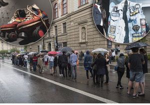 Vernisáž výstavy KMENY 90 přilákala tento týden davy. Lidé stáli před galerií dlouhou frontu.