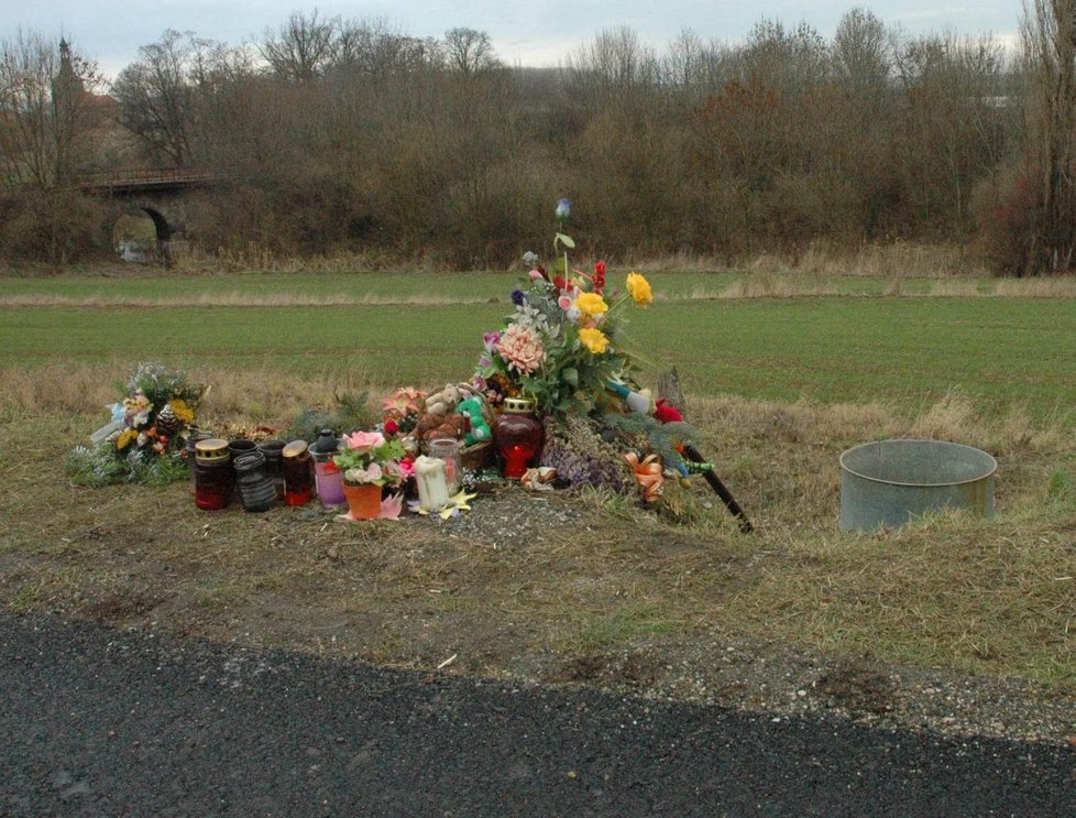 Improvizovaný pomníček u místa, kde došlo k vraždě.