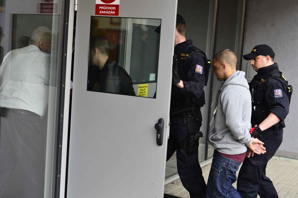 S Robinem (vlevo ve dveřích) zadržela policie také Tomáše S.
