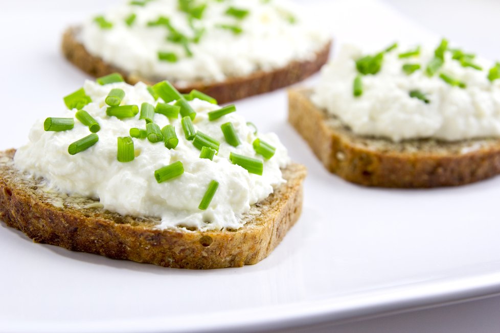 Ideální snídaní je knäckebrot s tvarohovou pomazánkou.