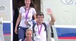 Úspěšní čeští olympionici vystupují z vládního speciálu po svém příletu z Londýna
