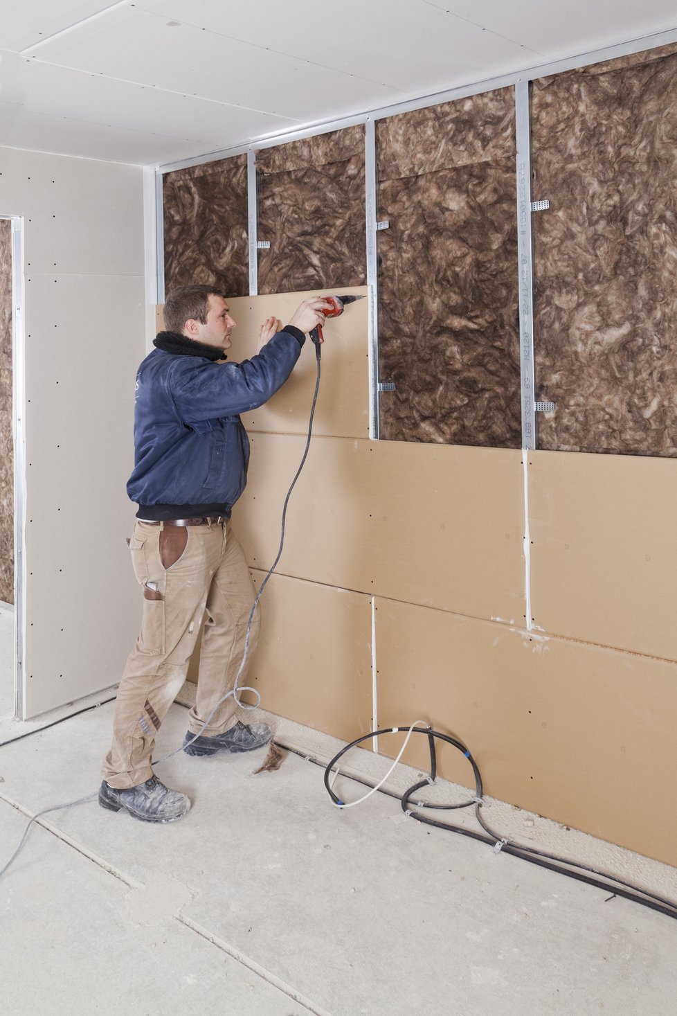 Pokud chcete při odhlučnění stěny dosáhnout špičkových parametrů, můžete sáhnout po akustických deskách Knauf Silentboard s útlumem až 76 dB.