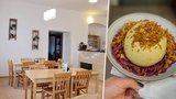 Nejdřív smažák na pizze a teď... Restaurace v Seči prodává megaknedlík!