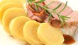 Tradiční přílohou k vepřovým pečením jsou bramborové knedlíky
