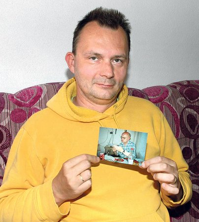 Zdeněk Šikl (45) ukazuje fotku Stanislava S. (61), za kterého kdysi sloužil mši