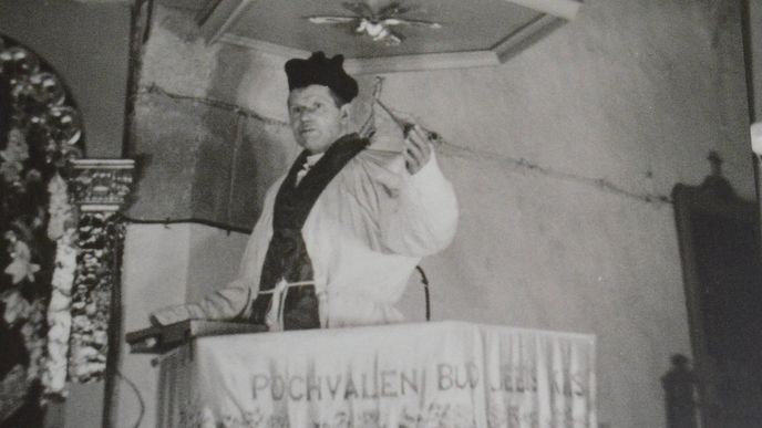 Toufar den před svou smrtí při rekonstrukci údajného zázraku. Toufar den před svou smrtí při rekonstrukci údajného zázraku.