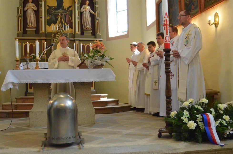 Farář Tomáš Fiala přivítal ostatky Josefa Toufara v číhošťském kostele.