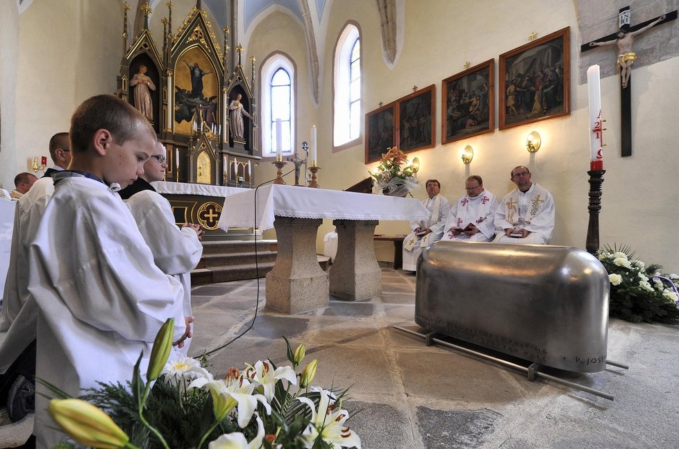 Vzdávání úcty faráři Josefu Toufarovi umučenému před 65 lety komunistickou Státní bezpečností (StB).