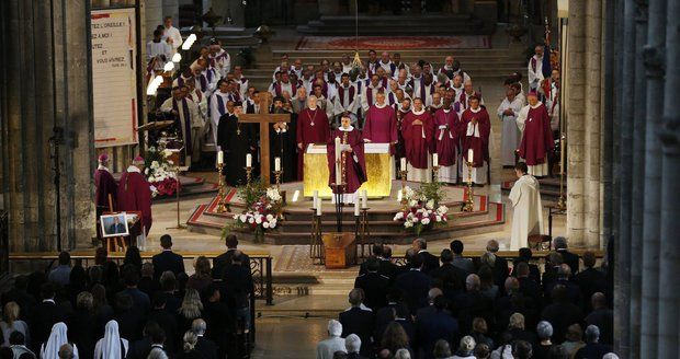 Na pohřeb zavražděného kněze přišly 2 tisíce lidí. Prahou zněly zvony