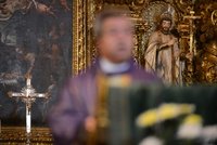 Nositel Nobelovky zneužíval chlapečky?! Vatikán odstavil známého biskupa