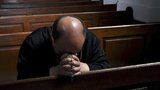 „Nevěděla jsem, co je sex.“ Česká církev tutlala zneužívání, tvrdí investigativci