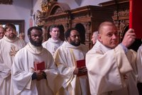 Kněz v mikině s motivem Hry o trůny: Mladí věřící na západě Čech jsou nadšení z mladých duchovních z Nigérie