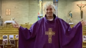 Ve Španělsku uhořel kněz! Během velikonoční bohoslužby se mu vznítila róba