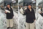 V ulici ostřelovaného Charkova byl zachycen dojemný moment, kdy bílá holubice usedla na ruku ukrajinského kněze, který pomáhal evakuovat civilisty z města.