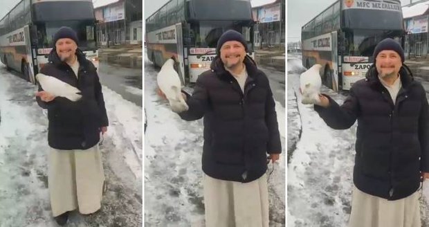 Dojemná chvíle v ostřelovaném Charkově: Bílá holubice se posadila na ruku ukrajinskému knězi