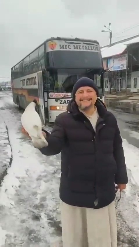 V ulici ostřelovaného Charkova byl zachycen dojemný moment, kdy bílá holubice usedla na ruku ukrajinského kněze, který pomáhal evakuovat civilisty z města.