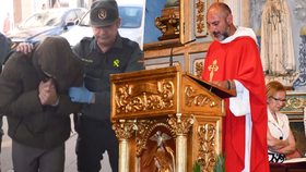 Policie ve Španělsku zadržela  kněze Alfonsa Raula Masa Sota.