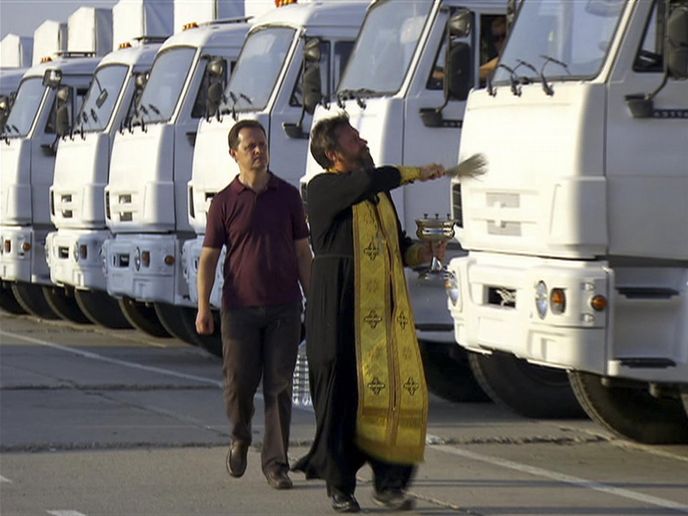 Kněz žehná konvoj humanitární pomoci