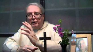 Italský kněz vyvolal bouři. Řekl, že zemětřesení v zemi jsou trest boží za homosexuální vztahy 