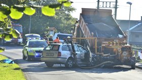 Místo nehody v Kněževsi (okr. Praha-západ): Osobní auto zde přimáčklo silničáře k nákladnímu vozu údržby silnic
