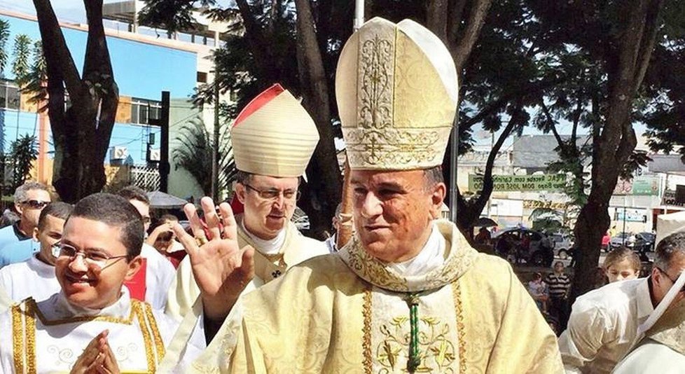 Katolický biskup z Brazílie Jose Ribeiro spolu s pěti kněžími si tři roky „dávali bokem“ církevní peníze.