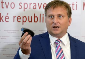 Ministr spravedlnosti Jan Kněžínek s náramkem pro domácí vězení (21. 9. 2018)