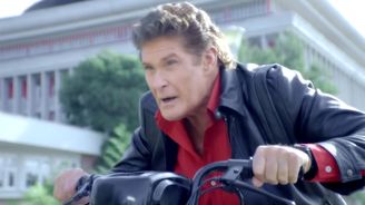 Knight Rider je zpátky! David Hasselhoff je své ikonické roli pronásleduje zločince na mopedu