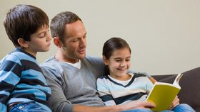 U vztahu dětí ke čtení je důležité, jak se ke knihám chovají jejich rodiče, nebo zda jim například v dětském věku pravidelně předčítají.