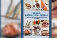 Recenze: Uzenou slaninu připravíte i doma v lepenkové krabici, nevěříte?