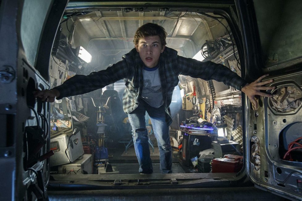 Ready Player One: Hra začíná • Děj filmu legendárního režiséra Stevena Spielberga je zasazen do roku 2045, kdy se svět ocitá na pokraji chaosu a kolapsu. Lidé však nalezli spásu v OASIS, rozsáhlém světě virtuální reality, který vytvořil geniální a excentrický James Halliday (Mark Rylance). Když Halliday zemře, odkáže své nesmírné bohatství prvnímu člověku, který najde Velikonoční vajíčko ukryté někde v OASIS.