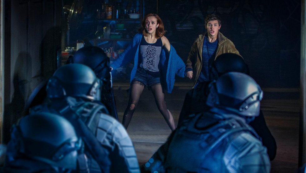 Ready Player One: Hra začíná • Děj filmu legendárního režiséra Stevena Spielberga je zasazen do roku 2045, kdy se svět ocitá na pokraji chaosu a kolapsu. Lidé však nalezli spásu v OASIS, rozsáhlém světě virtuální reality, který vytvořil geniální a excentrický James Halliday (Mark Rylance). Když Halliday zemře, odkáže své nesmírné bohatství prvnímu člověku, který najde Velikonoční vajíčko ukryté někde v OASIS.