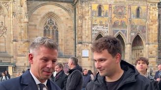 Péter Magyar v Praze převzal knihu Világoš od Olivera Adámka. Ve videu uvidíte, co premiéra zaujalo Péter Magyar v Praze převzal knihu Világoš od Olivera Adámka. Ve videu uvidíte, co premiéra zaujalo