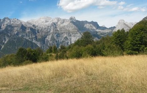 Výhled na louku a hory na trase do vesnice Theth, v jejímž okolí Češi zmizeli.