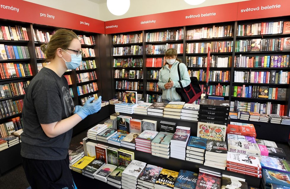 Uvolňování opatření v Česku: Otevřely se některé obchody. Na snímku knihkupectví Kanzelsberger na Bělehradské ulici v Praze (27. 4. 2020)