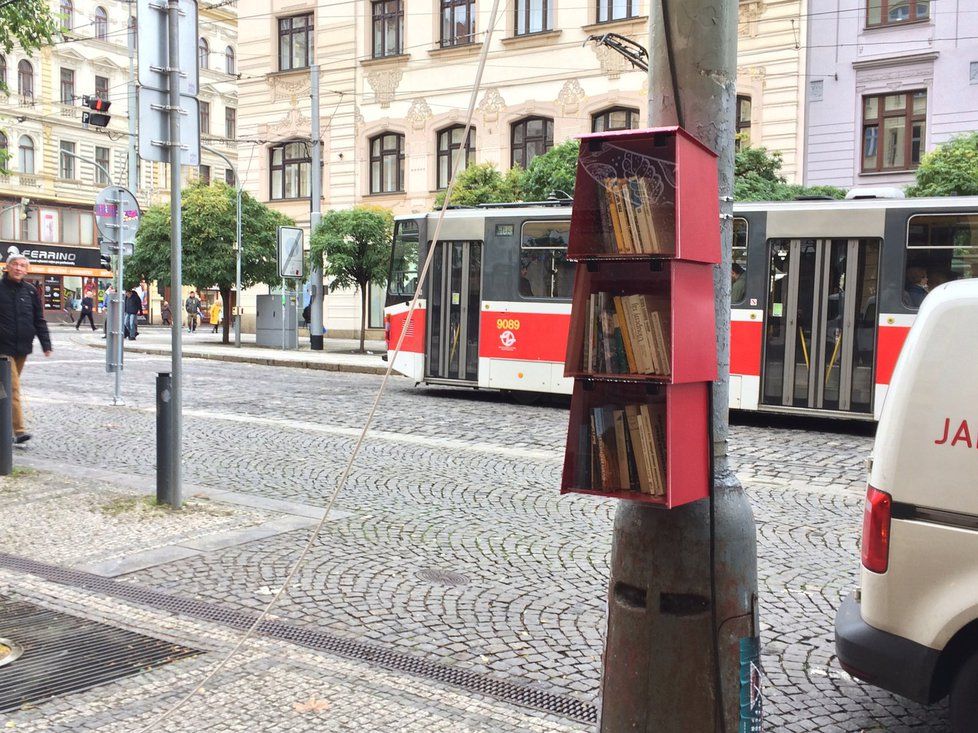 Praha 7 má první knihobudku, najdete ji na Strossmayerově náměstí.
