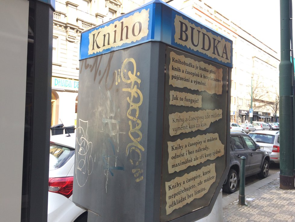 V Praze se rozšiřuje počet knihobudek, mezi nejnovější patří bývalá telefonní budka na Sokolovské v Karlíně.