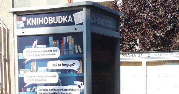 V Hulické ulici v Újezdu nad Lesy stojí od léta nová knihobudka. Radnice ji nechala zřídit místo telefonní budky.