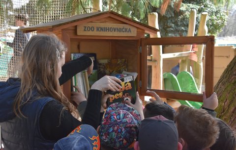 Plzeňská zoo má dvě knihobudky: Vypadají jako ptačí krmítka a nabízí knihy zdarma