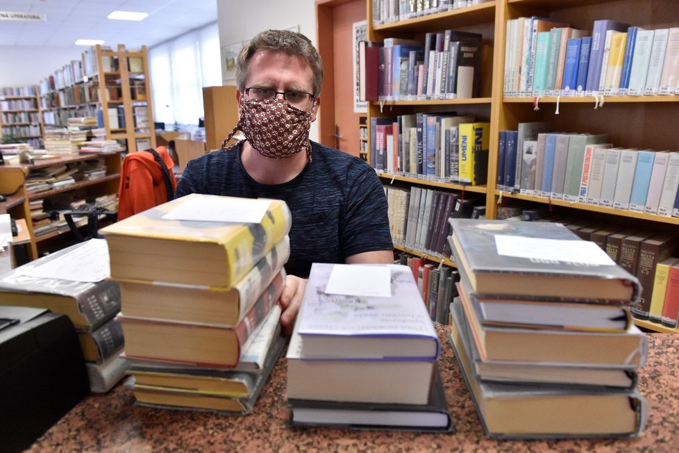 Knihovník Michal Kala v blanenské knihovně (27. 1. 2021)