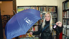 Studentka Kristýna Bulová (20) má zrak v pořádku a brýle nepotřebuje. Zato se jí ale kvůli špatnému počasí velmi hodil zapůjčený deštník.