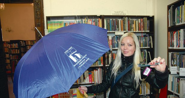 Studentka Kristýna Bulová (20) má zrak v pořádku a brýle nepotřebuje. Zato se jí ale kvůli špatnému počasí velmi hodil zapůjčený deštník.
