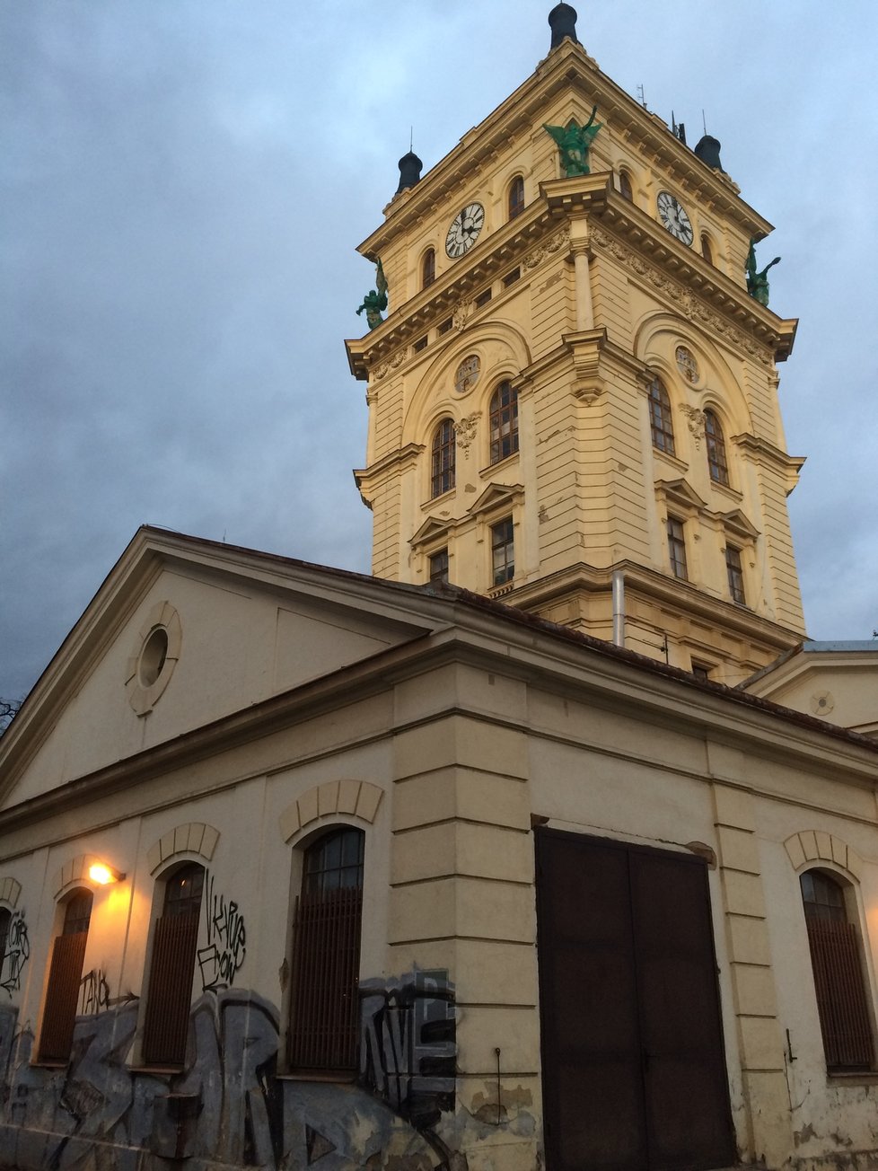 Nepřehlédnutelnou dominantou Vinohrad je Vinohradská vodárenská věž. Na dohled od ní stojí i budova Husova sboru.