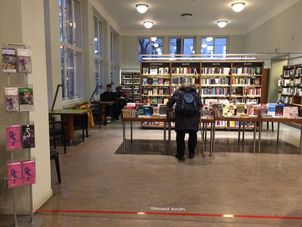 Zvenku se knihovna příliš nezměnila. Zato uvnitř se její prostory musely přizpůsobit současnému provozu.