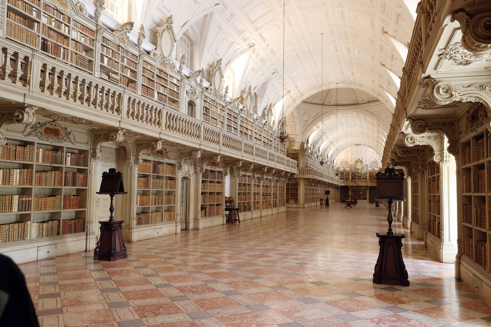 Knihovna v paláci Mafra je významná v rámci Portugalska i celé Evropy.