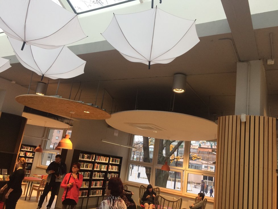 Deštníky pod prosklený strop nechal umístit architekt proto, aby knihovnicím za parných dnů nesvítilo slunce do očí.