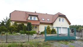 Dům v obci na jižním Plzeňsku, kde bydlí rodiče a sestra Vlastislava A. (29). On se tady dříve vyskytoval. Místní ho už ale dlouho neviděli.
